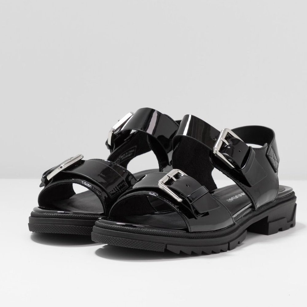 Like New Vero Moda Black Patent Leather chunky sandals size 8